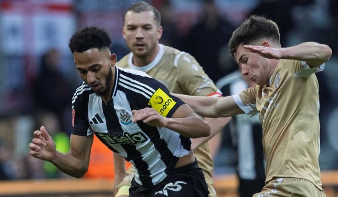 Lloyd Kelly berduel dengan Cameron Congreve selama pertemuan Piala FA Newcastle United vs Bromley