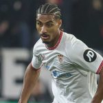 Loic Bade beraksi untuk Sevilla di La Liga