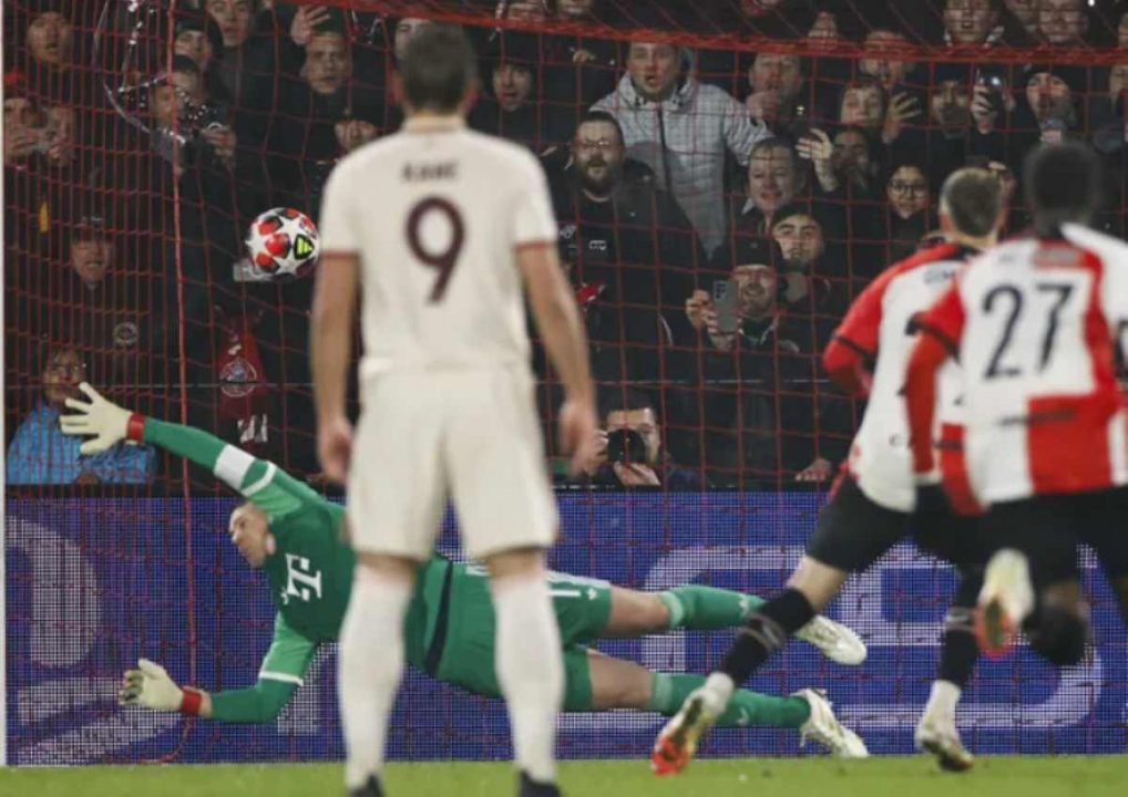 Manuel Neuer dalam aksinya di laga Feyenoord vs Bayern Munchen