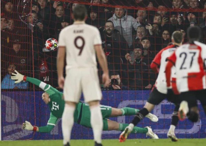 Manuel Neuer en action lors du match Feyenoord contre Bayern Munich