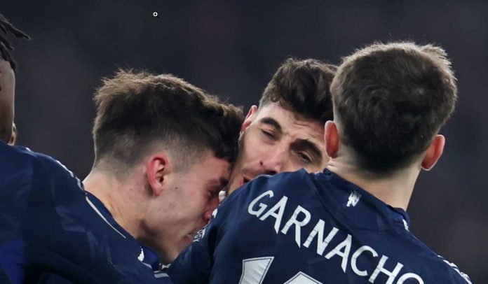 Manuel Ugarte menanduk Kai Havertz di Piala FA antara Manchester United vs Arsenal