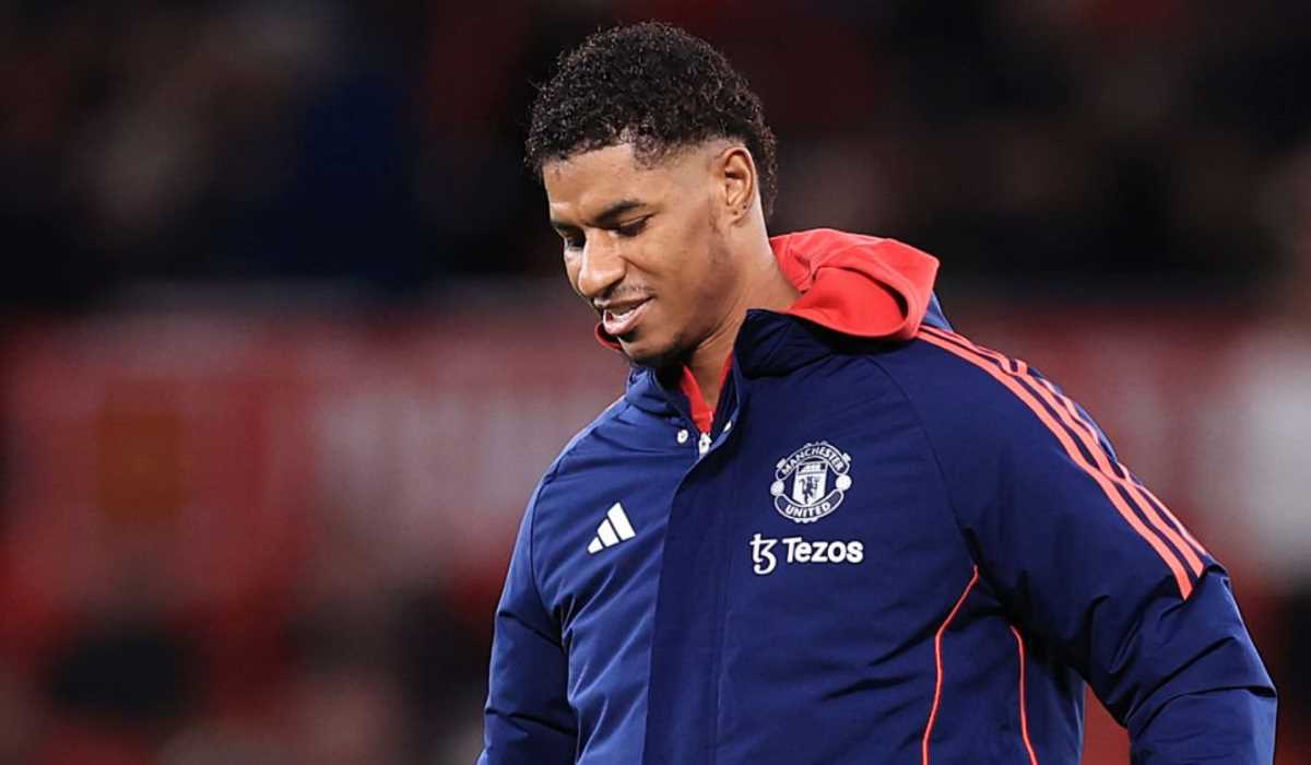 Marcus Rashford berlatih dengan bola sebelum pertandingan Manchester United