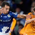 Martin Zubimendi berduel dengan Luka Modric