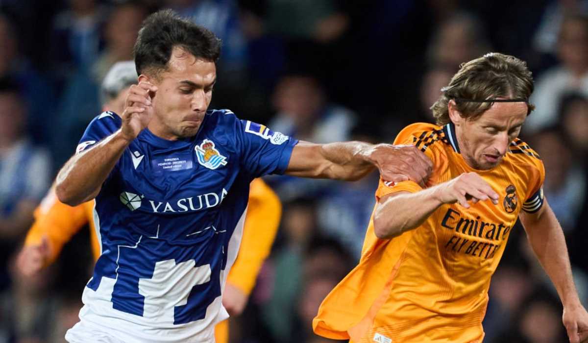 Martin Zubimendi berduel dengan Luka Modric