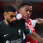 Mohamed Salah berduel dengan Jurrien Timber
