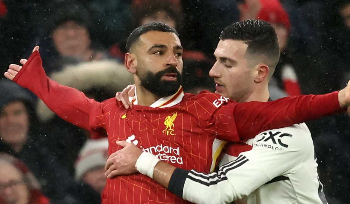 Mohamed Salah dikawal Diogo Dalot