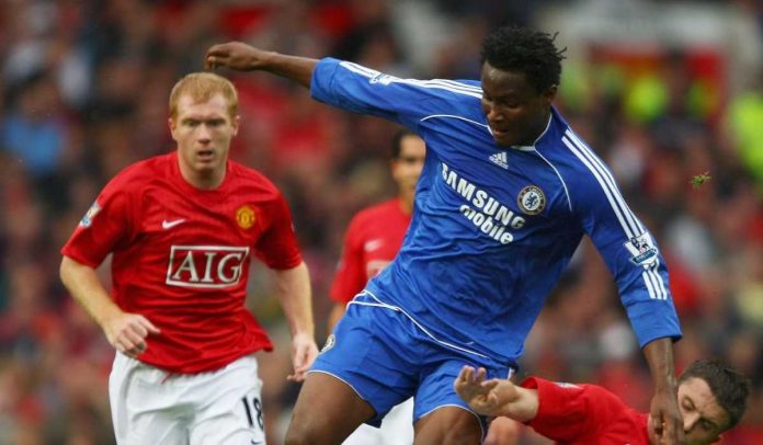 Momen John Obi Mikel berduel dengan Michael Carrick dan Paul Scholes