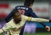 Nene Dorgeles dari Salzburg berduel dengan Lee Kang In dari PSG