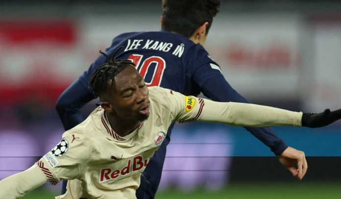 Nene Dorgeles dari Salzburg berduel dengan Lee Kang In dari PSG