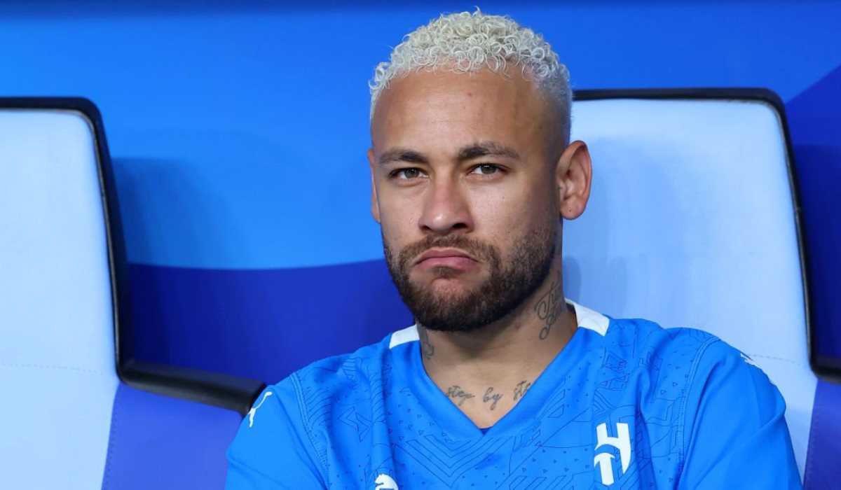 Neymar saat duduk di bangku cadangan Al-Hilal