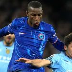 Nicolas Jackson berduel dengan Abdukodir Khusanov di laga Manchester City vs Chelsea
