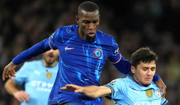 Nicolas Jackson berduel dengan Abdukodir Khusanov di laga Manchester City vs Chelsea