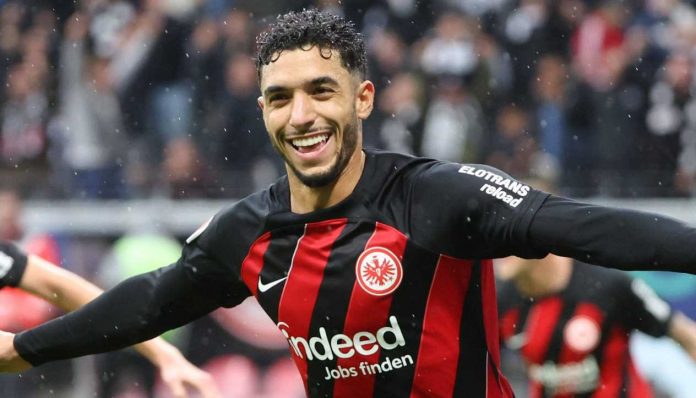 Omar Marmoush melakukan selebrasi usai mencetak gol