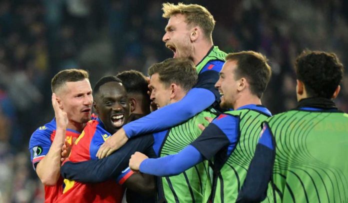 Para pemain FC Basel merayakan gol ke gawang Fiorentina