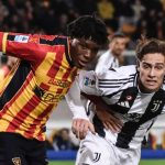 Patrick Dorgu berduel dengan Kenan Yildiz di laga Lecce vs Juventus di Serie A