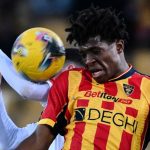 Patrick Dorgu dari Lecce berduel dengan Aaron Martin dari Genoa