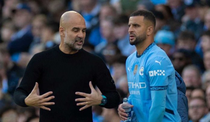 Pep Guardiola memberi instruksi kepada Kyle Walker