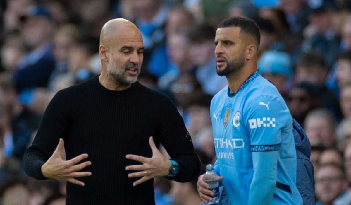 Pep Guardiola memberi instruksi kepada Kyle Walker