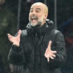 Pep Guardiola memberi instruksi pemainnya di laga PSG vs Manchester City di Liga Champions