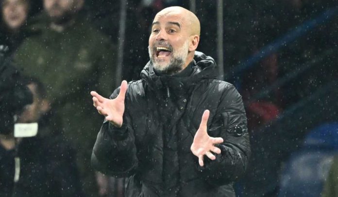 Pep Guardiola memberi instruksi pemainnya di laga PSG vs Manchester City di Liga Champions