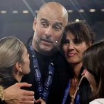 Pep Guardiola merangkul istrinya Cristina Serra dan putri-putrinya