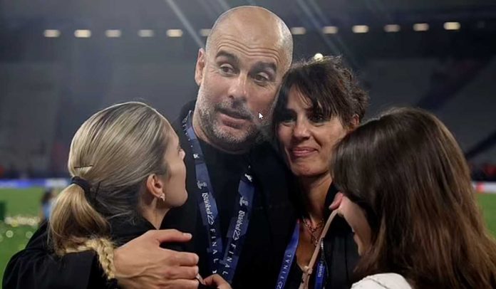 Pep Guardiola merangkul istrinya Cristina Serra dan putri-putrinya