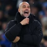 Pep Guardiola saat memberi instruksi para pemain Manchester City
