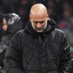 Pep Guardiola tertunduk lesu di laga PSG vs Manchester City di Liga Champions