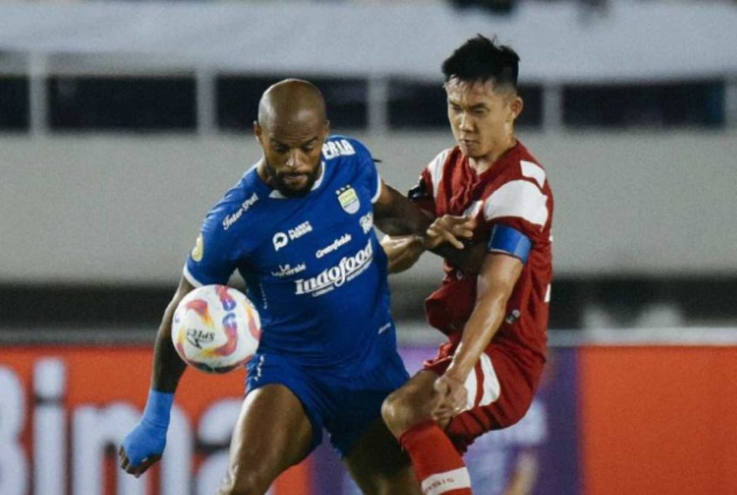 Persib Bandung saat bermain di kandang Persis Solo di pekan ke-17