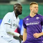 Pietro Comuzzo berduel dengan Romelu Lukaku di laga Fiorentina vs Napoli di Serie A