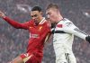 Rasmus Hojlund berduel dengan Trent Alexander-Arnold