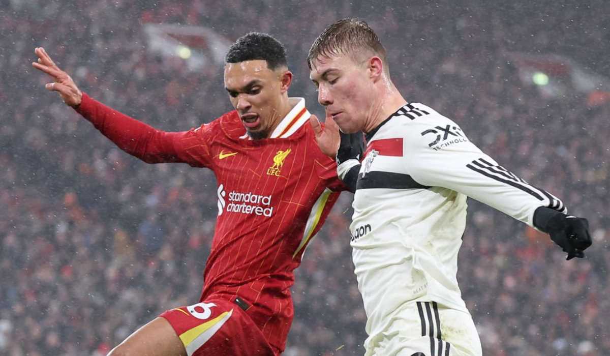 Rasmus Hojlund berduel dengan Trent Alexander-Arnold