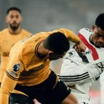 Rayan Ait Nouri berduel dengan Amad Diallo