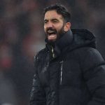 Ruben Amorim memberi instruksi para pemainnya di laga Manchester United vs Liverpool