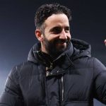 Ruben Amorim menunjuk ke arah suporter usai laga Manchester United vs Southampton