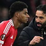 Ruben Amorim saat memberi instruksi kepada Marcus Rashford