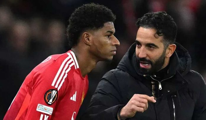 Ruben Amorim saat memberi instruksi kepada Marcus Rashford