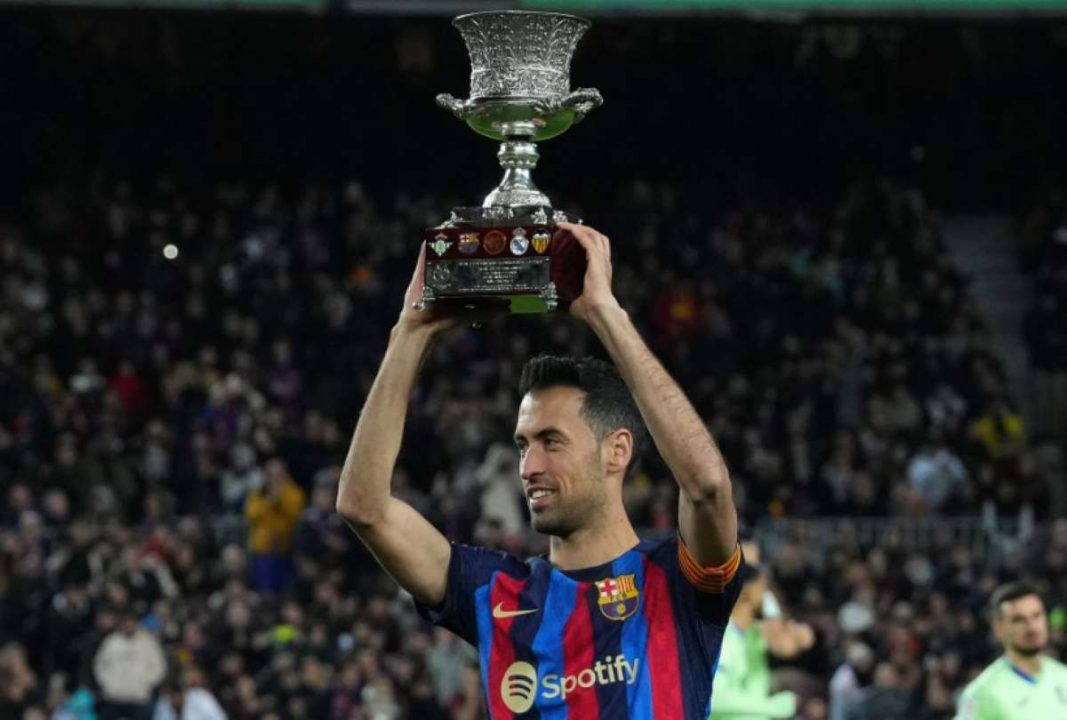 Sergio Busquets Mengangkat trofi Piala Super Spanyol terakhir Barcelona di Musim 2022-23