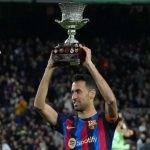 Sergio Busquets Mengangkat trofi Piala Super Spanyol terakhir Barcelona di Musim 2022-23