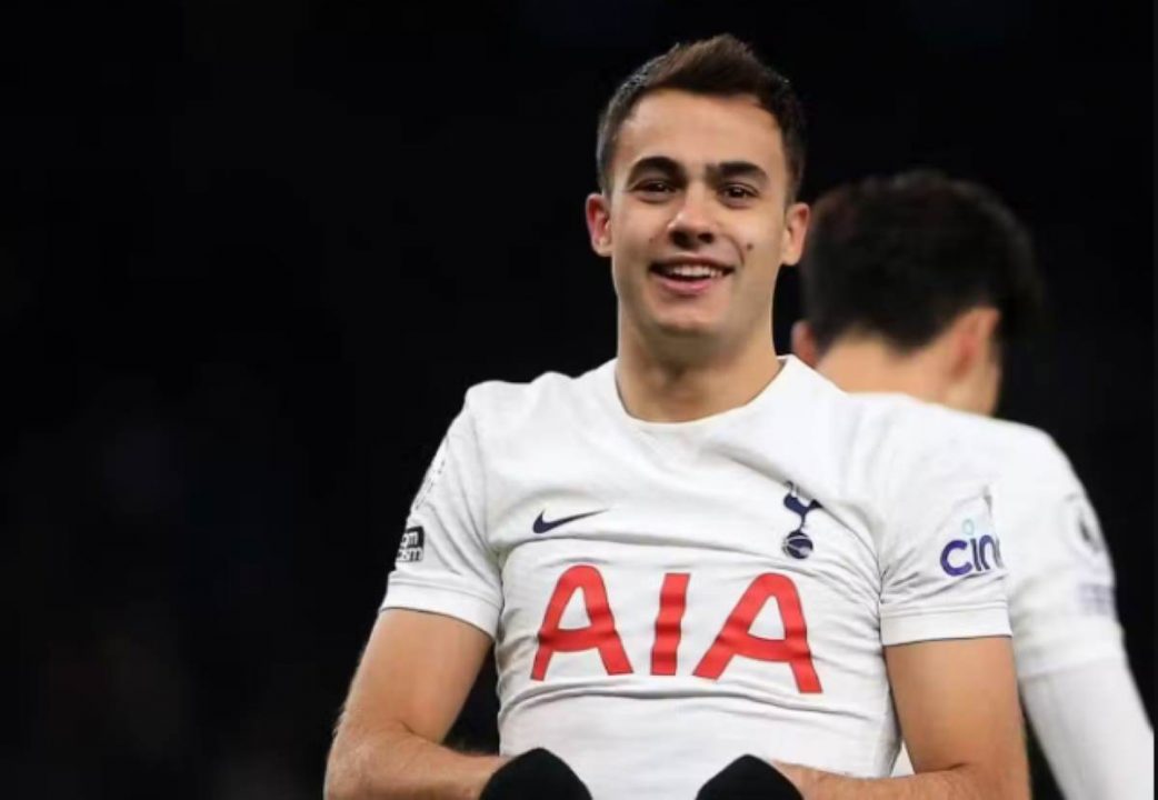 Sergio Reguilon dalam sebuah laga bersama Tottenham Hotspur