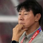 Shin Tae Yong saat mengawasi timnas Indonesia