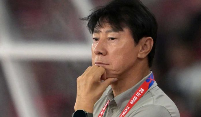 Shin Tae Yong saat mengawasi timnas Indonesia