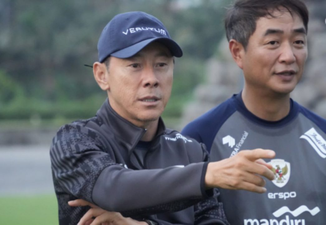 Shin Tae-yong dalam sebuah sesi latihan bersama Timnas Indonesia U22