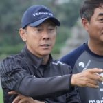 Shin Tae-yong dalam sebuah sesi latihan bersama Timnas Indonesia U22