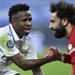 Vinicius Junior bersalaman dengan Mohammed Salah