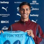 Vitor Reis saat diperkenalkan sebagai pemain baru Manchester City