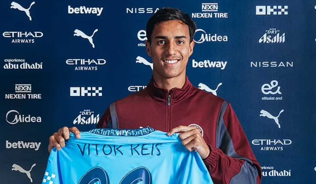 Vitor Reis saat diperkenalkan sebagai pemain baru Manchester City