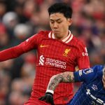 Wataru Endo berduel dengan Julio Ensico di laga Liverpool vs Ipwich Town