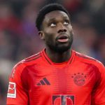 Alphonso Davies di laga Bayern Munchen v VfL Wolfsburg
