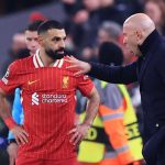 Arne Slot memberi instruksi pada Mohamed Salah